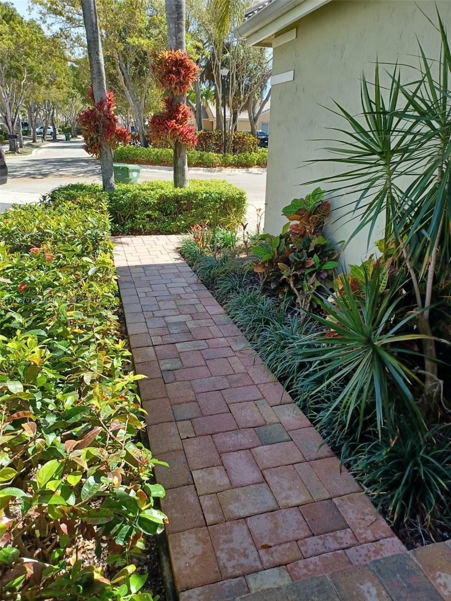 Property Photo: 4000 Pine Ridge Ln FL 33331