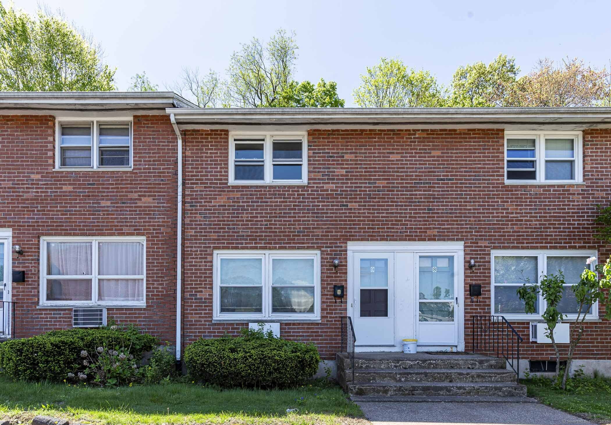 Property Photo: 476 Woodbridge Street Apt 9 CT 06042