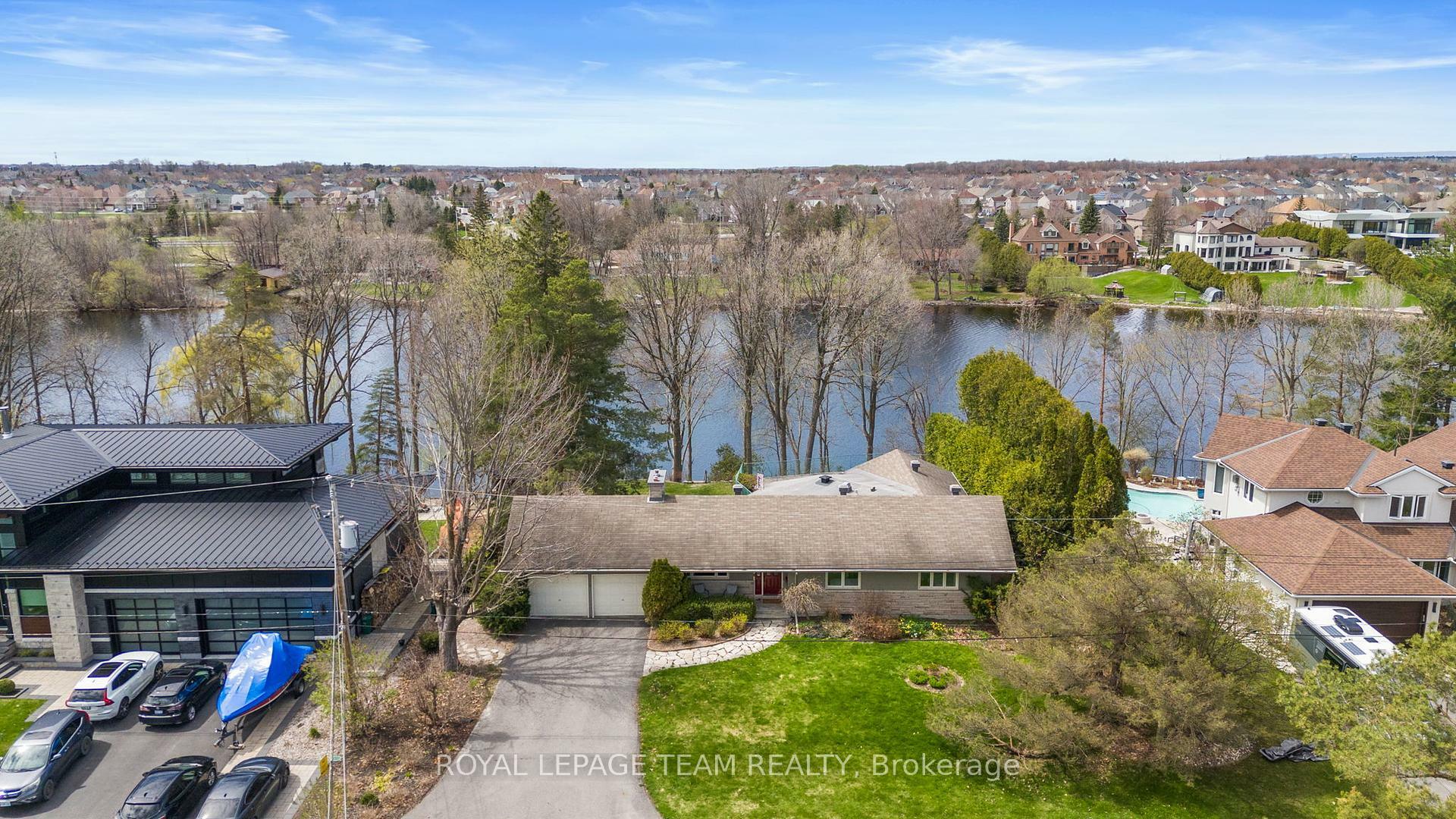Property Photo: 56 Ryeburn Drive ON K1V 1H5