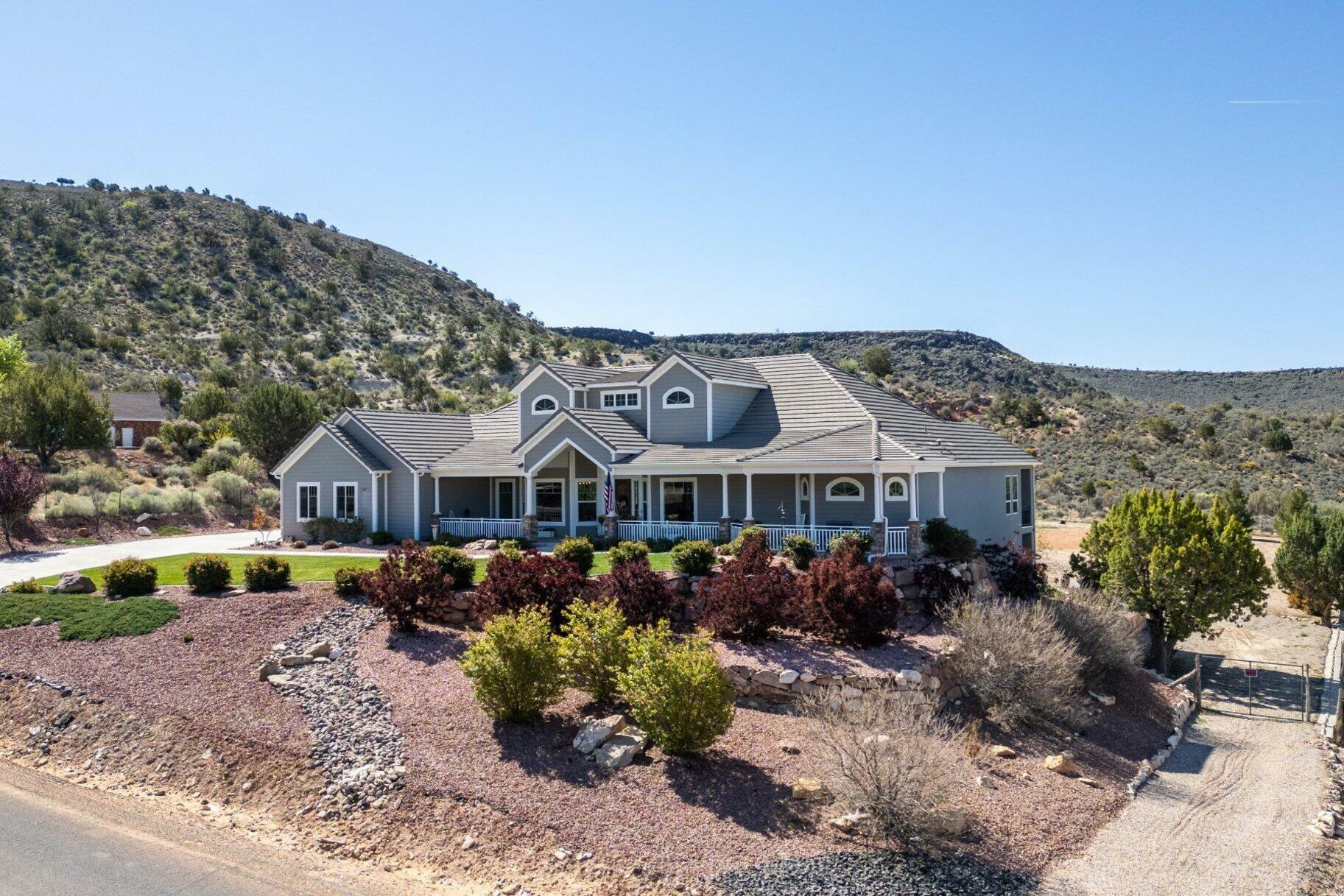 Property Photo: 947 W Amethyst Dr UT 84770