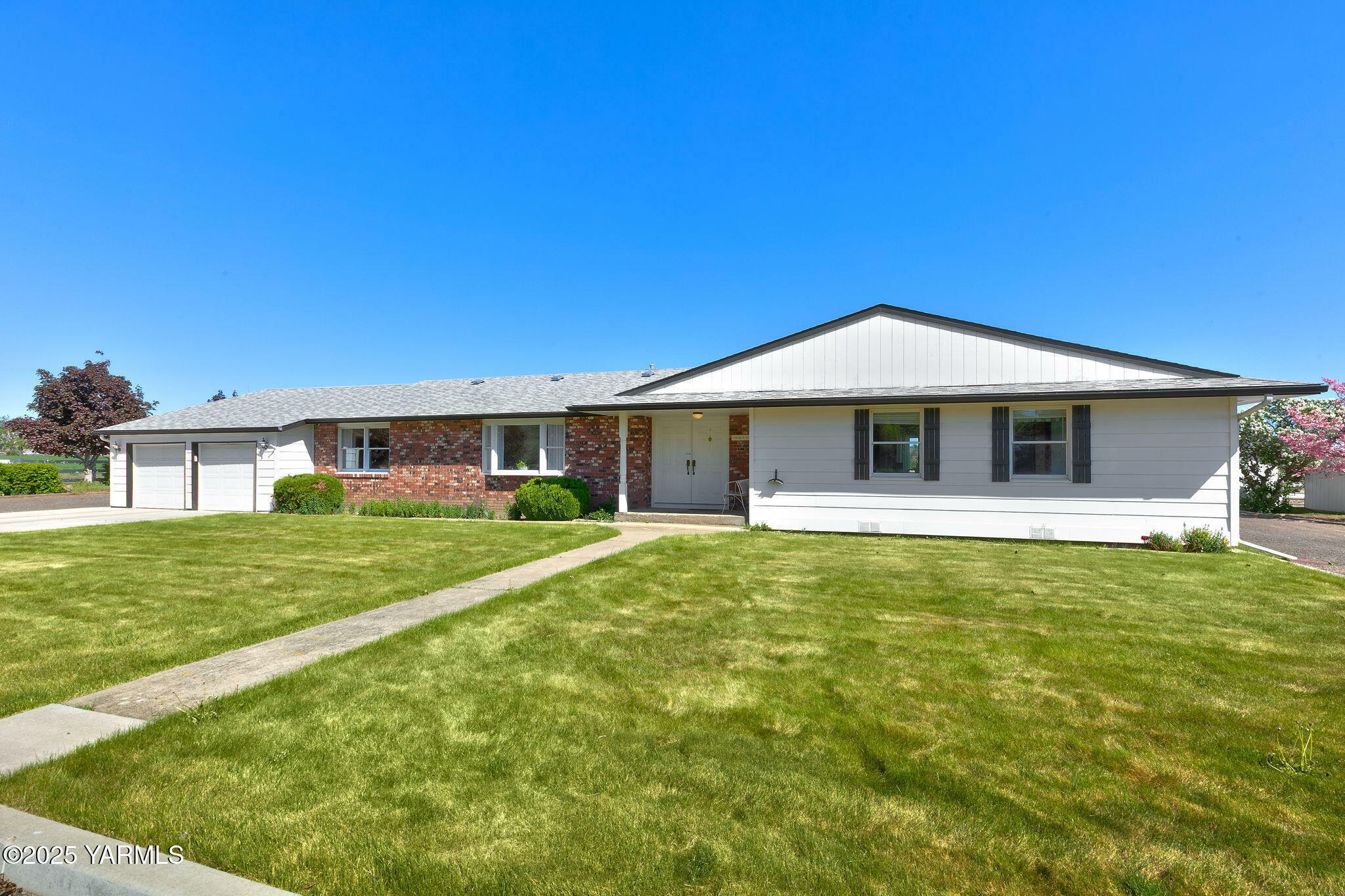 Property Photo: 14221 Rutherford Rd WA 98903