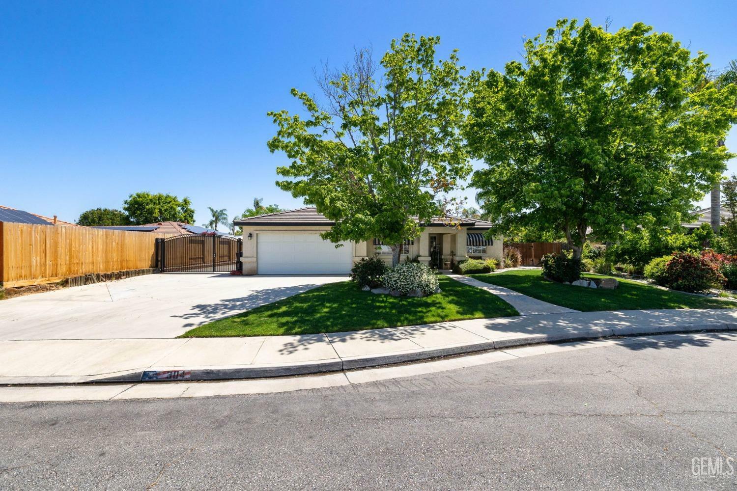 Property Photo: 304 Calle Lechuga CA 93314