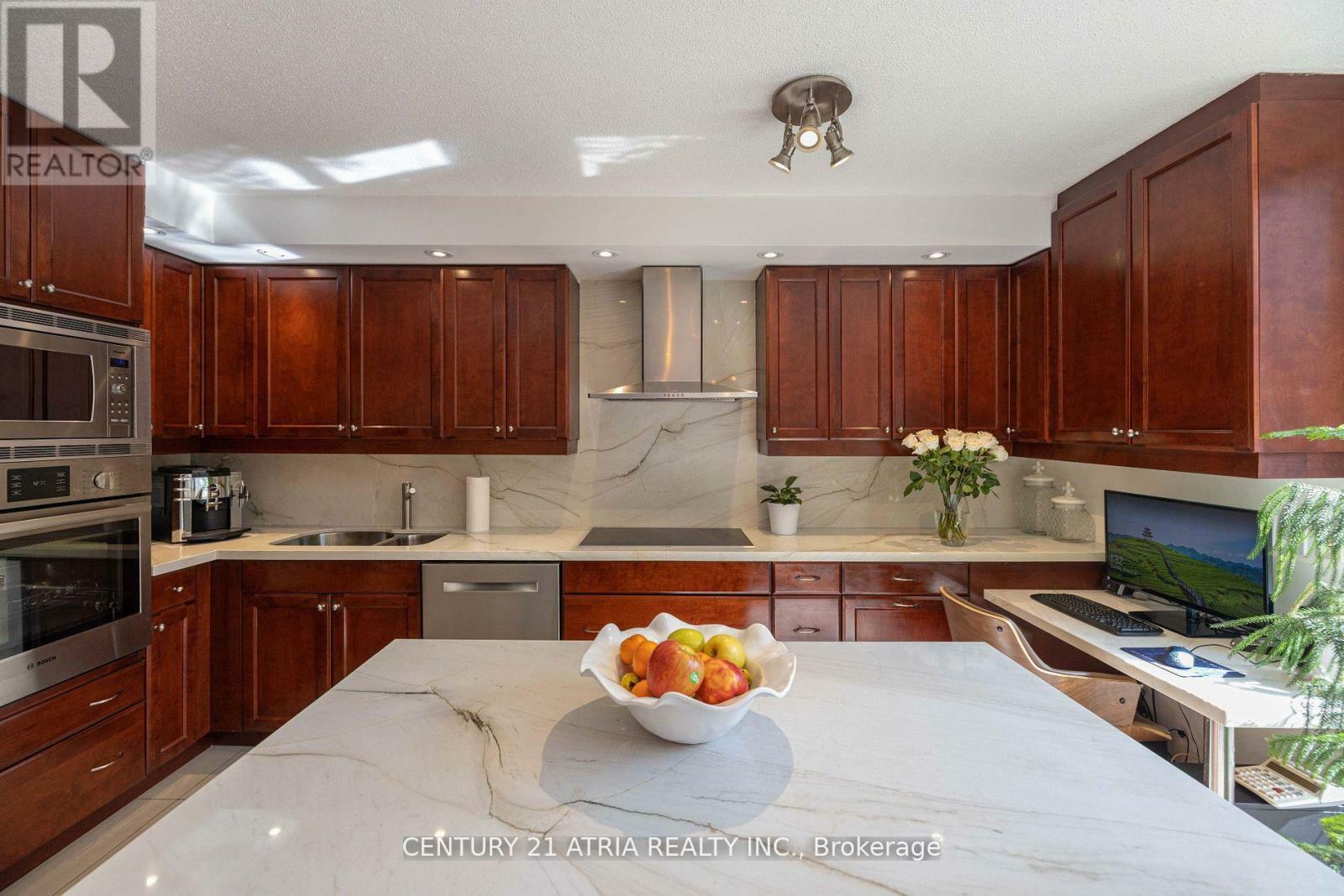 Property Photo: 28 Admiral Road Th4 ON M5R 2L5