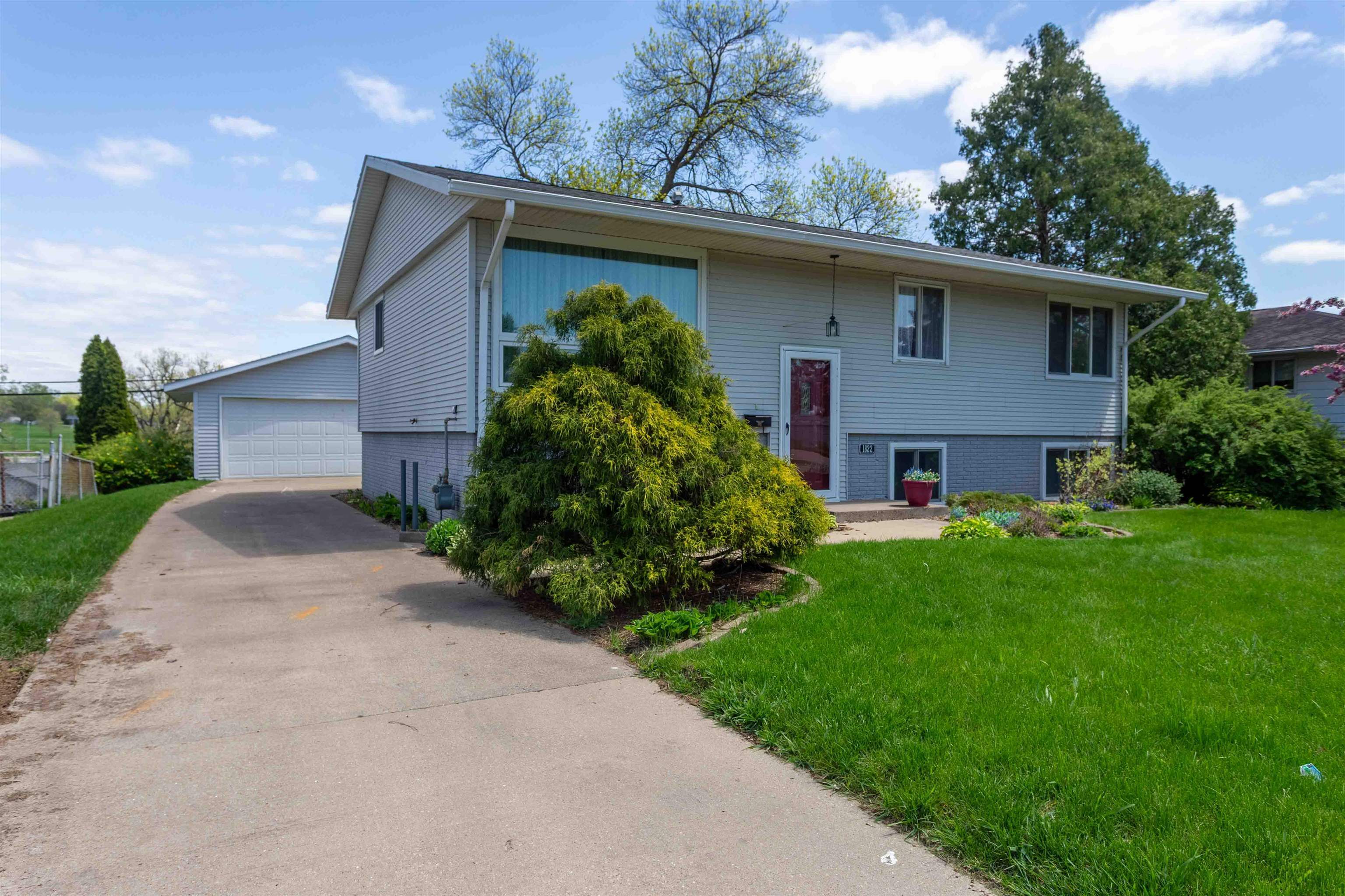 Property Photo: 1822 Keyway Drive IA 52001