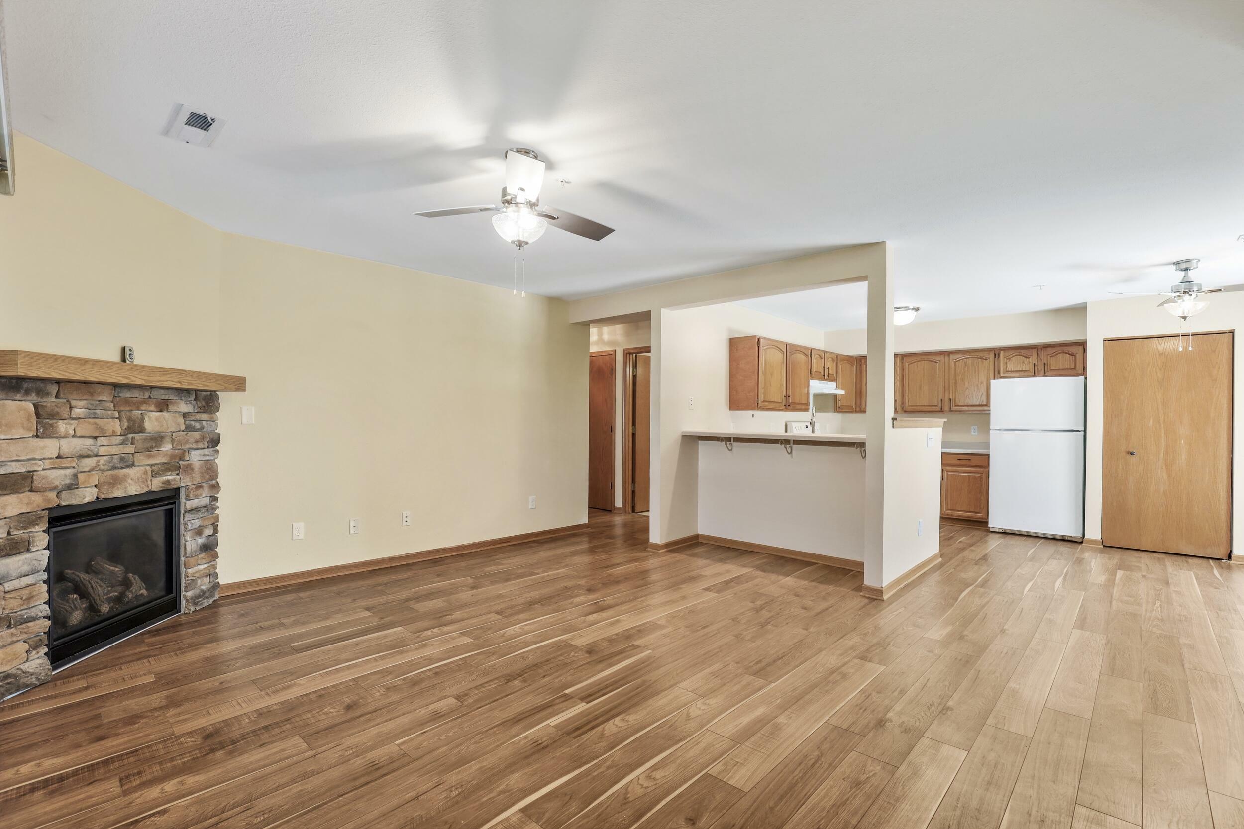 Property Photo: 211 W Oak Leaf St 3 WI 53154
