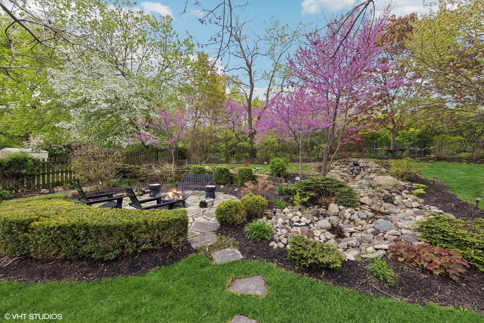 Property Photo: 1324 Prairie Court IL 60185