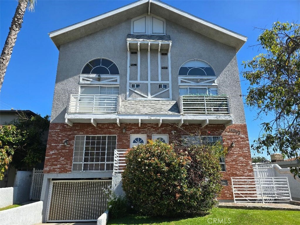 Property Photo: 14853 Hartsook Street 106 CA 91403