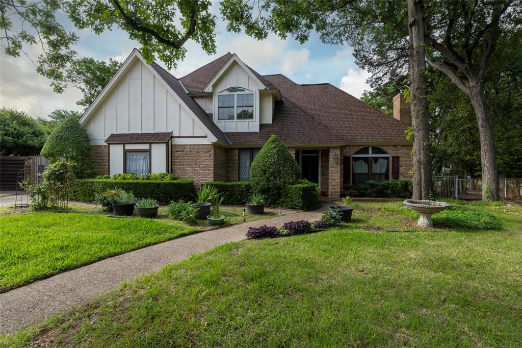 Property Photo: 4706 El Brevo Court TX 76017