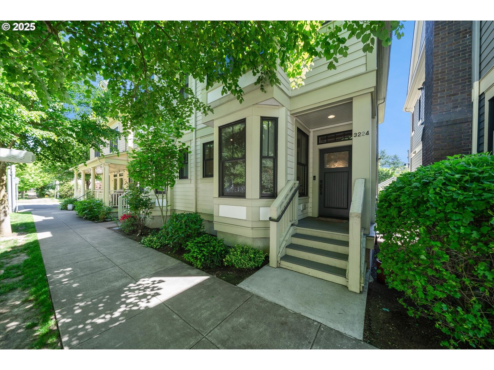 Property Photo: 3224 SW 2nd Ave OR 97239