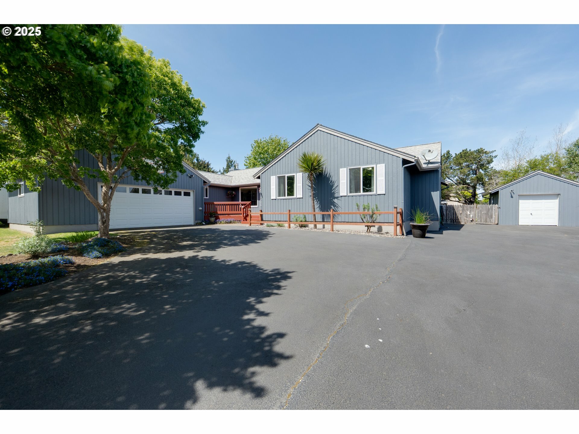 Property Photo: 90526 Birdie Dr OR 97146