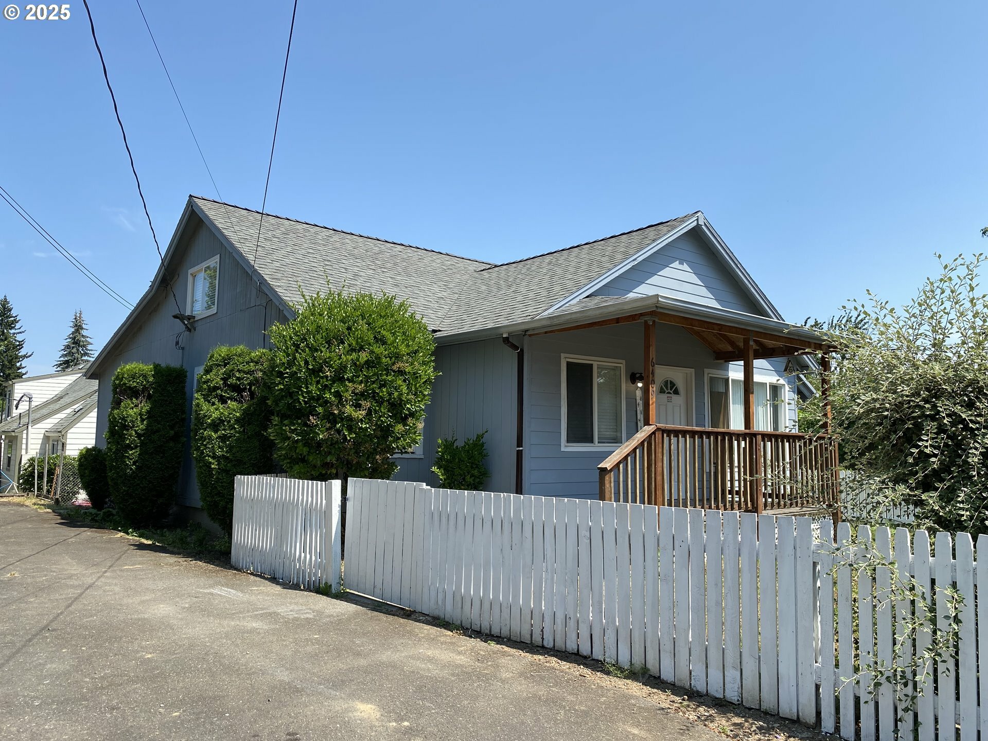 Property Photo: 6409 NE Going St OR 97218