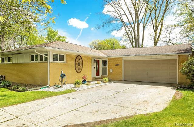 Property Photo: 29546 Fall River Road MI 48076