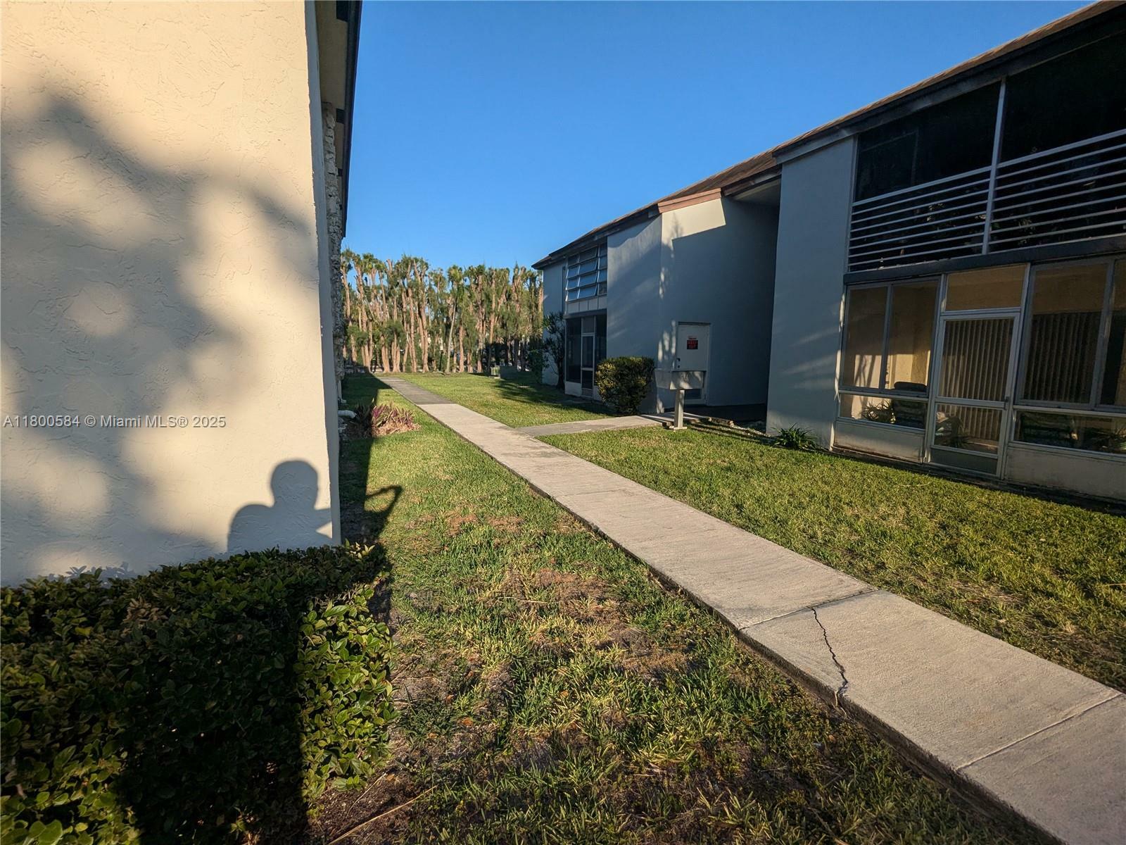 Property Photo: 416 N Laurel Dr 107 FL 33063