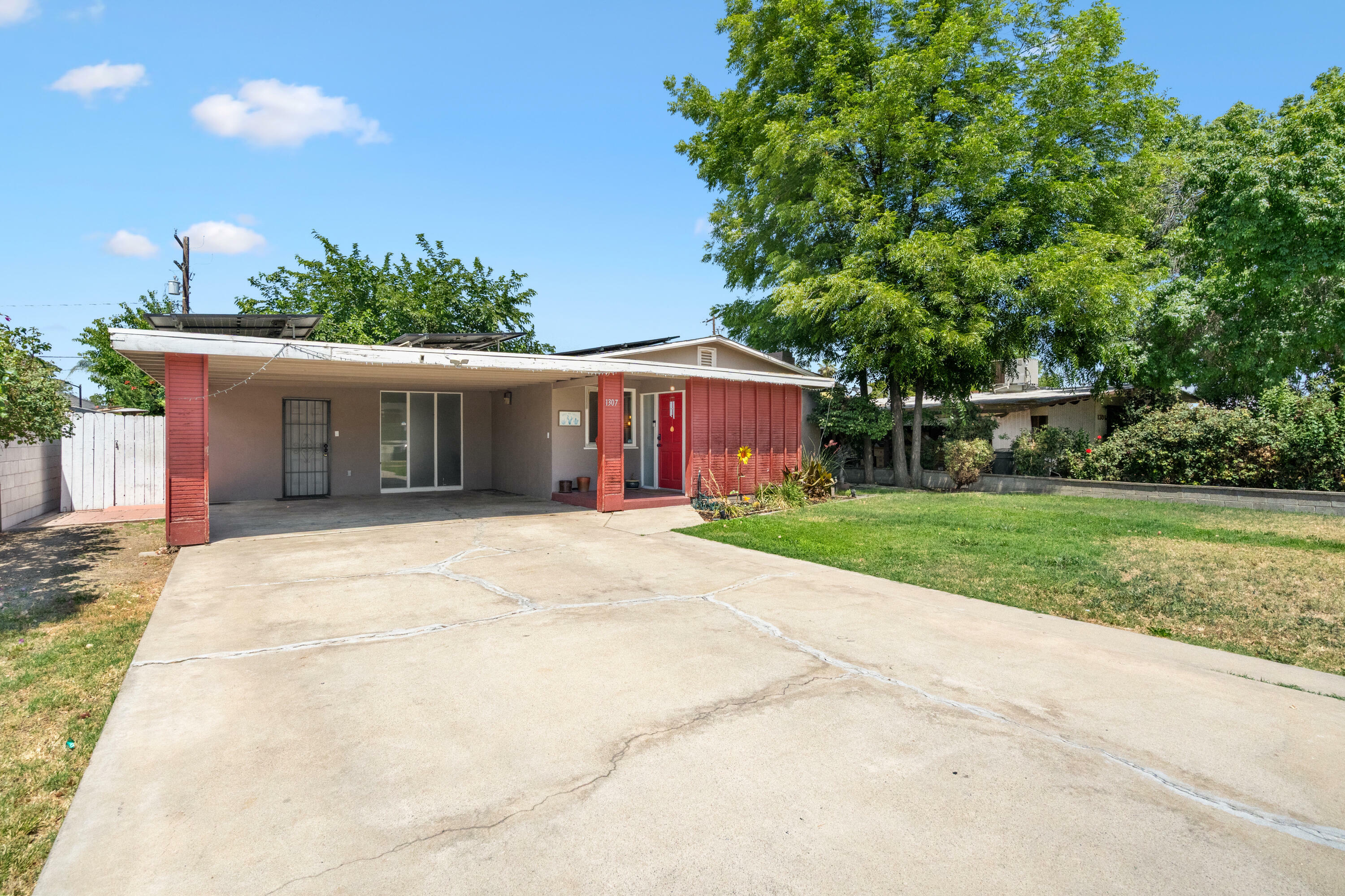 Property Photo: 1307 S Divisadero Street CA 93277