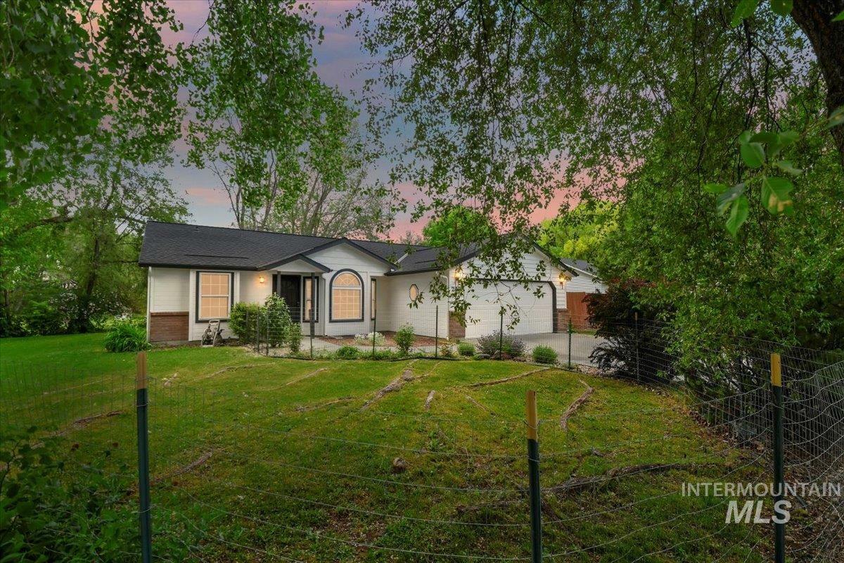 Property Photo:  2425 Yucca Pl  ID 83686 