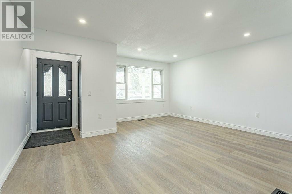 Photo de la propriété:  987 Devine Street  ON N7S 1A9 