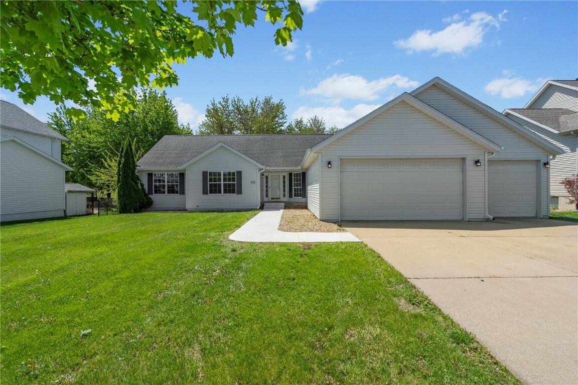 Property Photo: 4035 Willowbrook Dr IA 52302