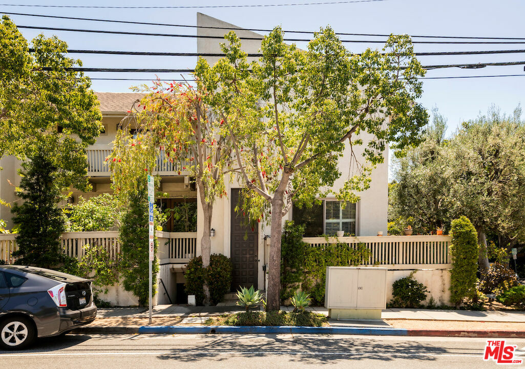 Property Photo: 2002 California Ave CA 90403
