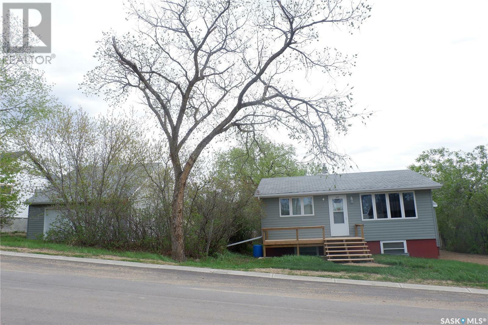 Property Photo: 2007 1st Street S SK S0H 3R0