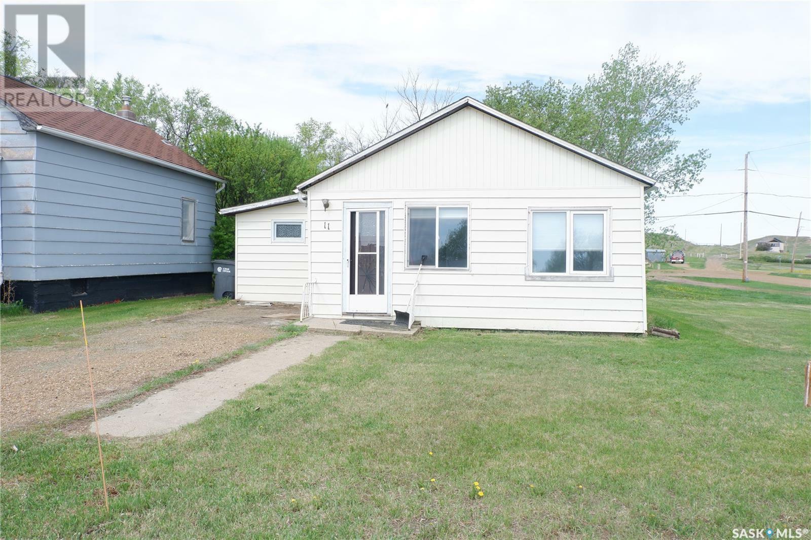 Property Photo: 11 B Avenue SK S0H 4K0