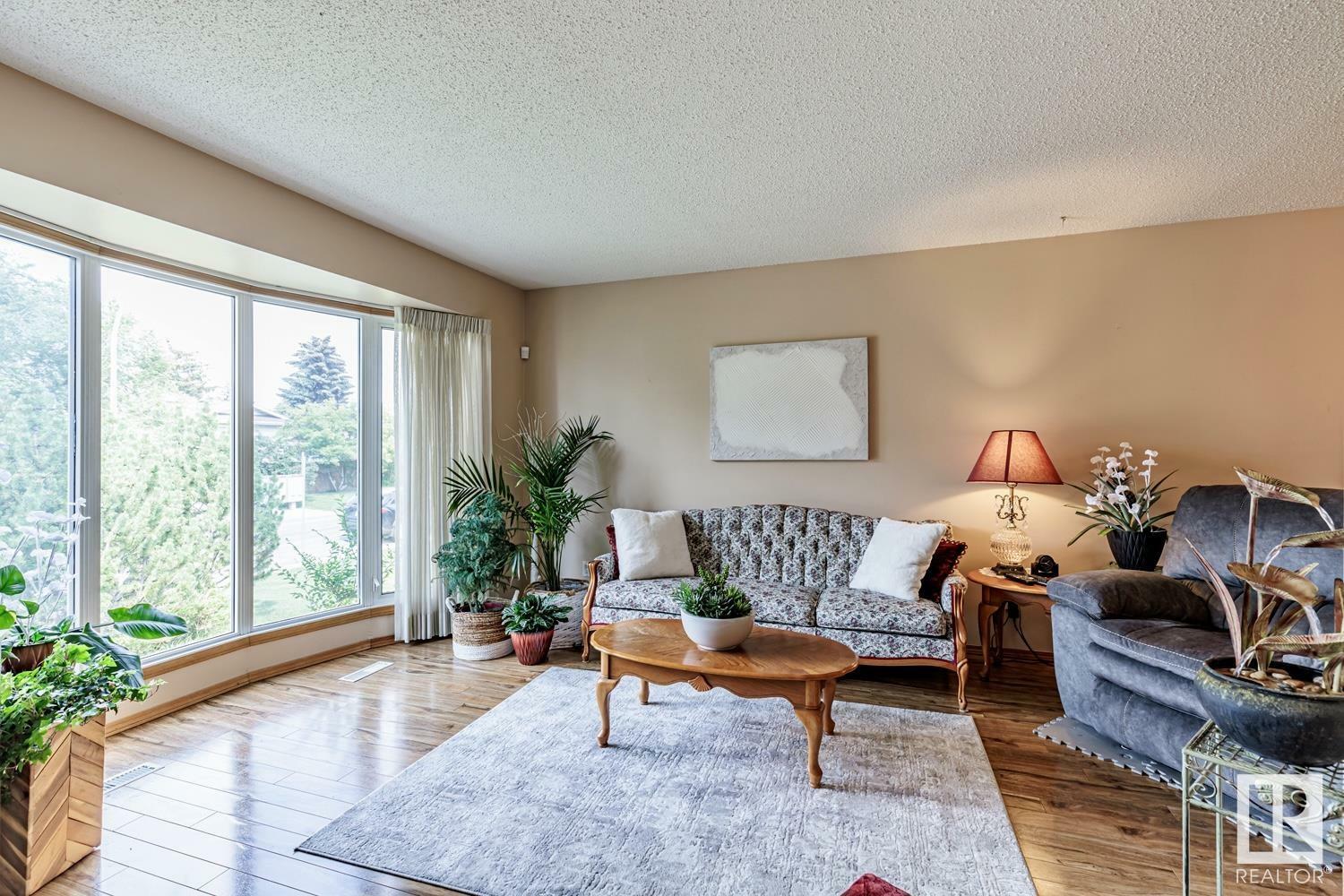 Photo de la propriété: 6723 40 Avenue NW AB T6K 1R9