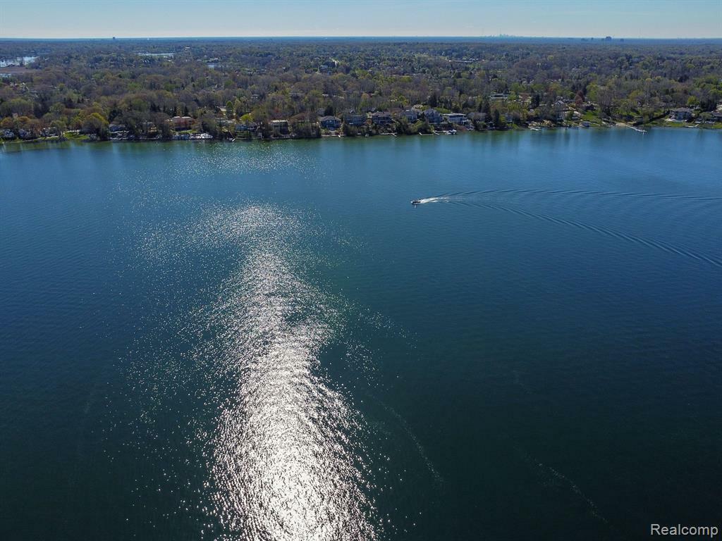 Property Photo: 2900 Lakewoods MI 48324 1918