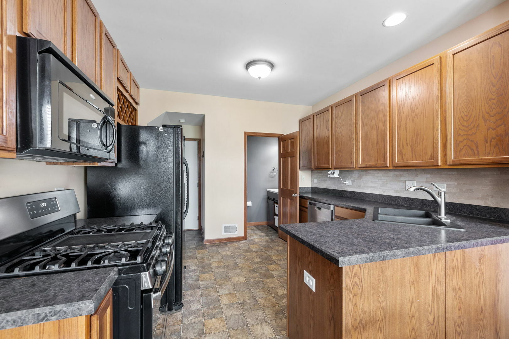 Property Photo: 1020 Heron Circle IL 60431