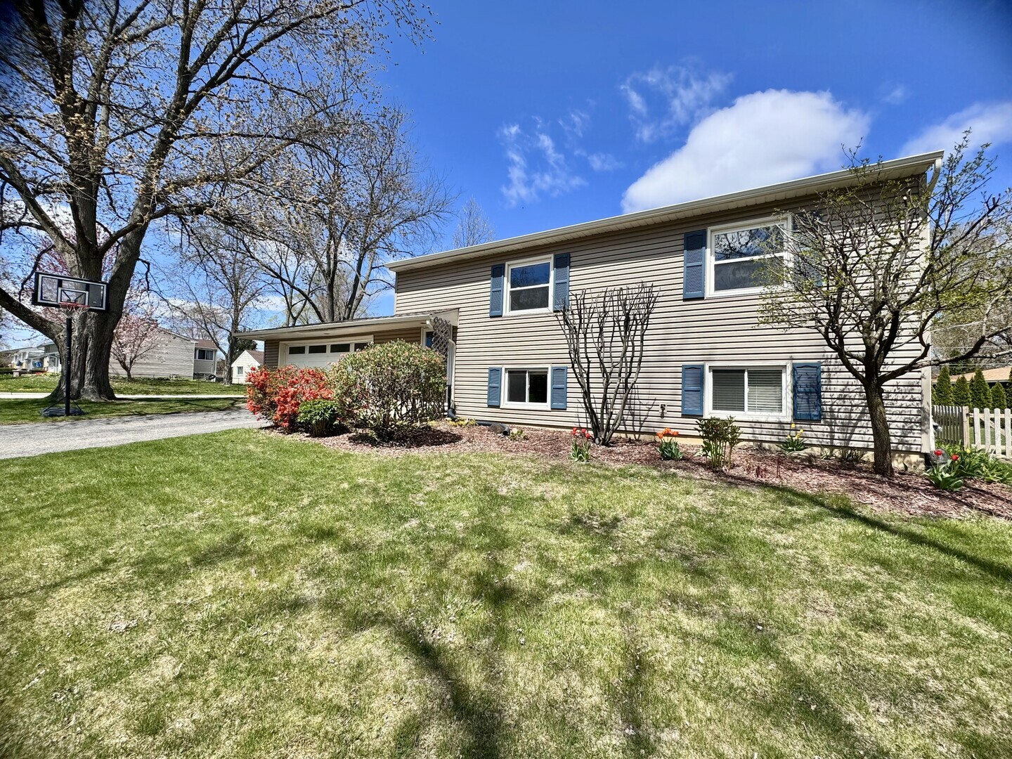 Property Photo: 406 Westmoreland Drive IL 60061