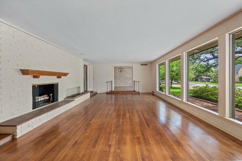 Property Photo: 2900 Simondale Drive TX 76109