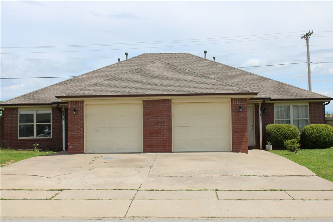 Property Photo: 3105 & 3107 S E Street AR 72758
