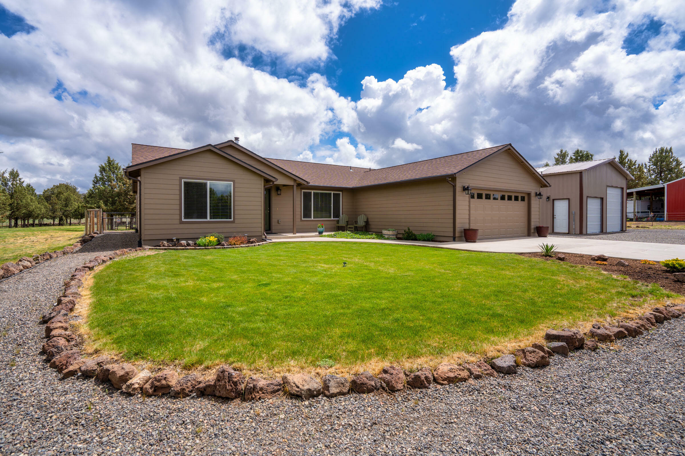 Property Photo: 13520 SE Southwood Drive OR 97754