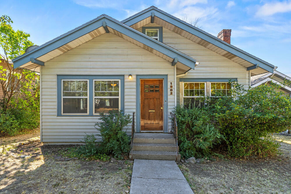 Property Photo: 1902 Esplanade Avenue OR 97601