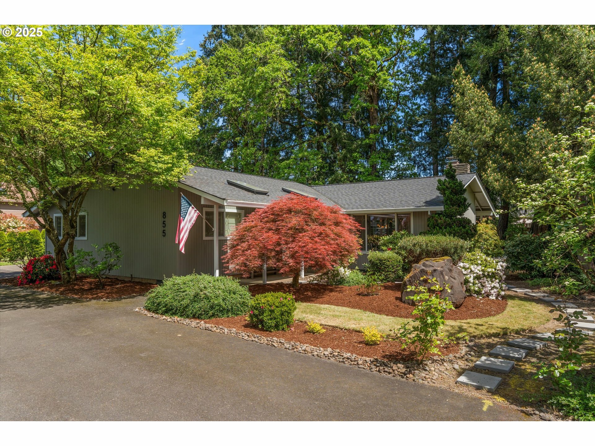 Property Photo: 855 NE Rogahn St OR 97124