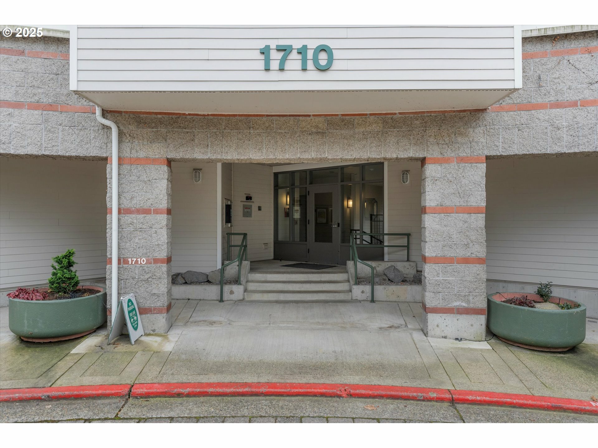 Property Photo: 1710 S Harbor Way 202 OR 97201