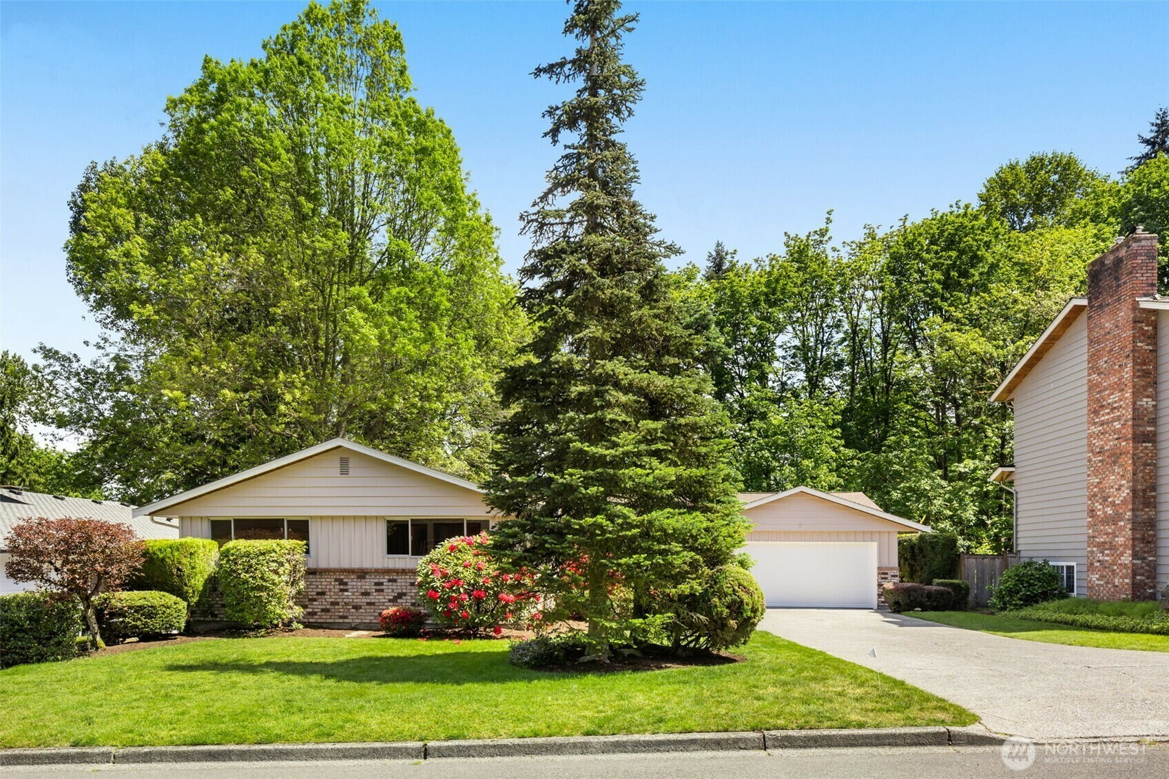 Property Photo: 19232 51st Avenue NE WA 98155