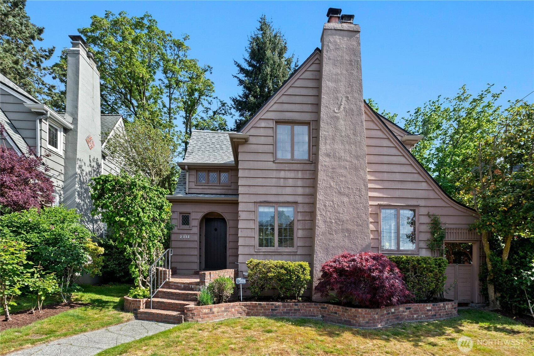 Property Photo: 2118 NE Park Road WA 98105