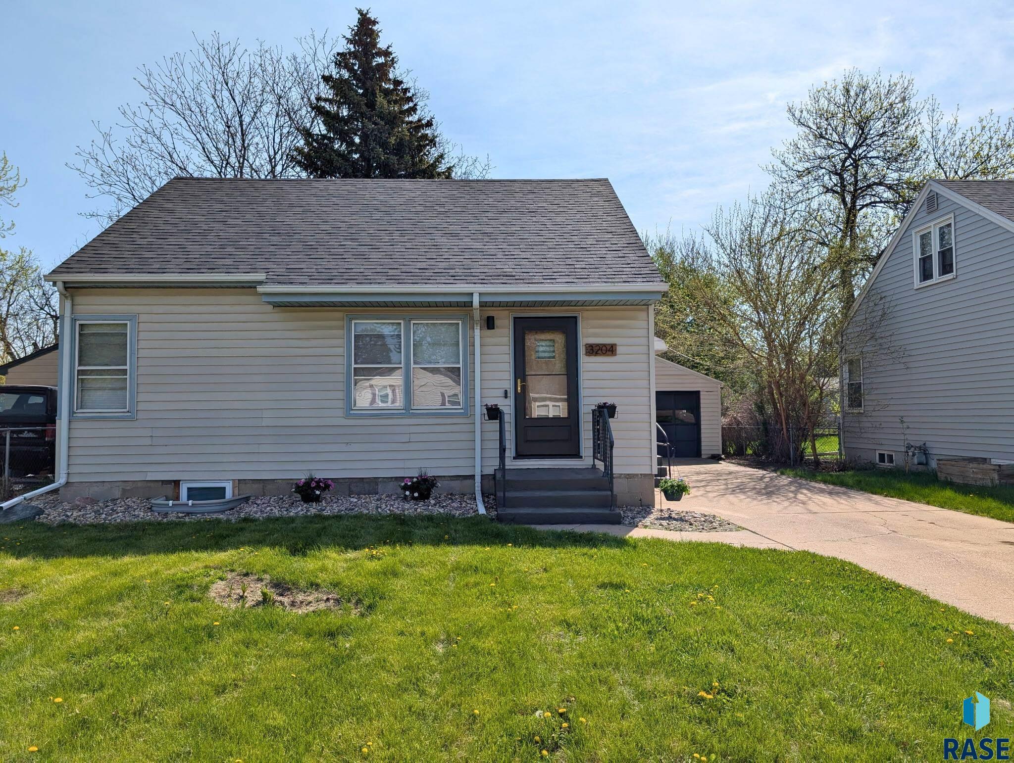 Property Photo: 3204 S Phillips Ave SD 57105-5725