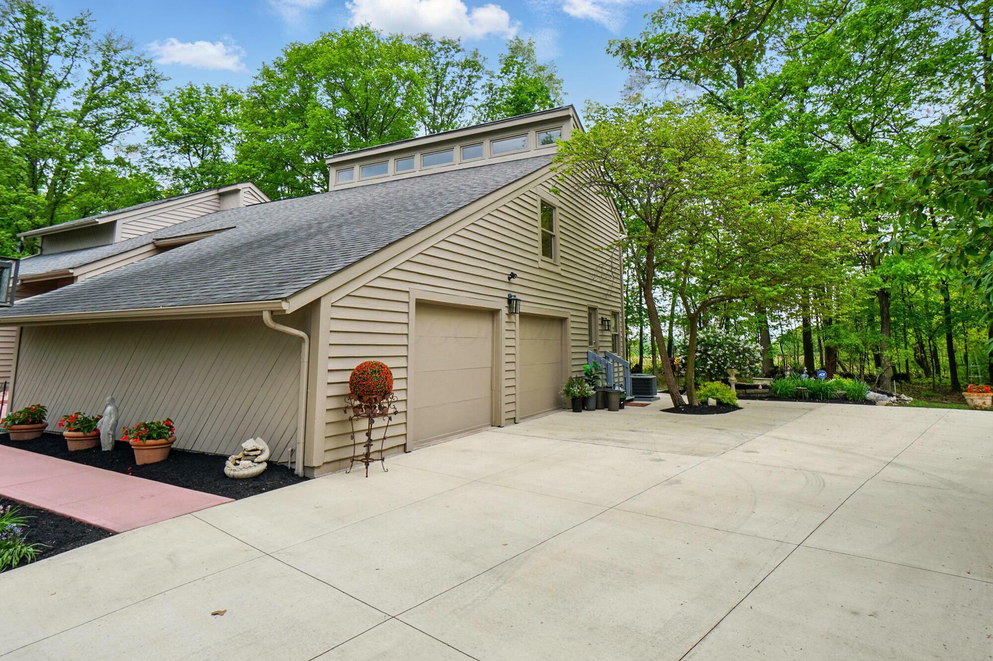 Property Photo: 8292 Breckenridge Way OH 43235