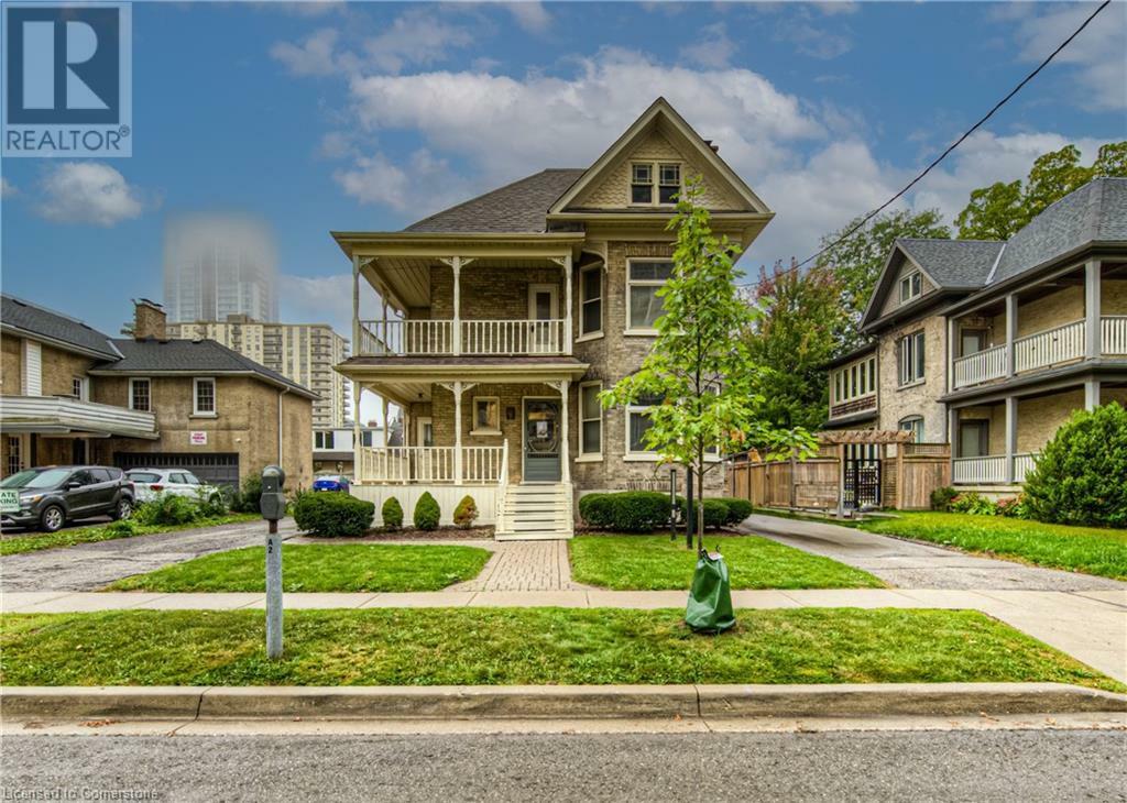 Photo de la propriété: 9 Ahrens Street West ON N2H 4B6