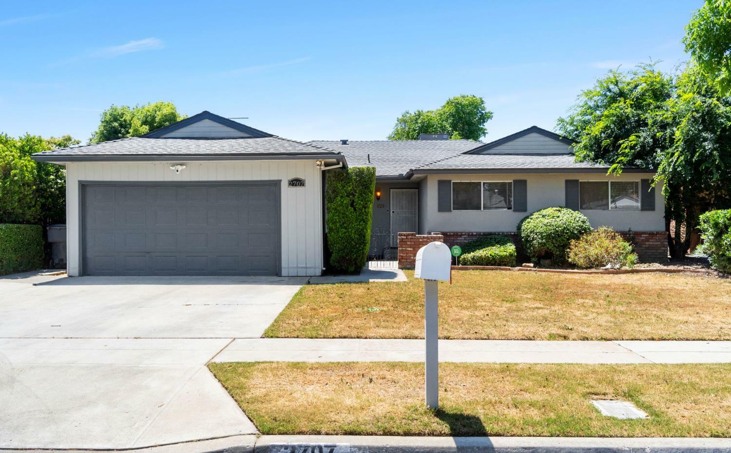 2707 W Acacia Avenue  Fresno CA 93705 photo