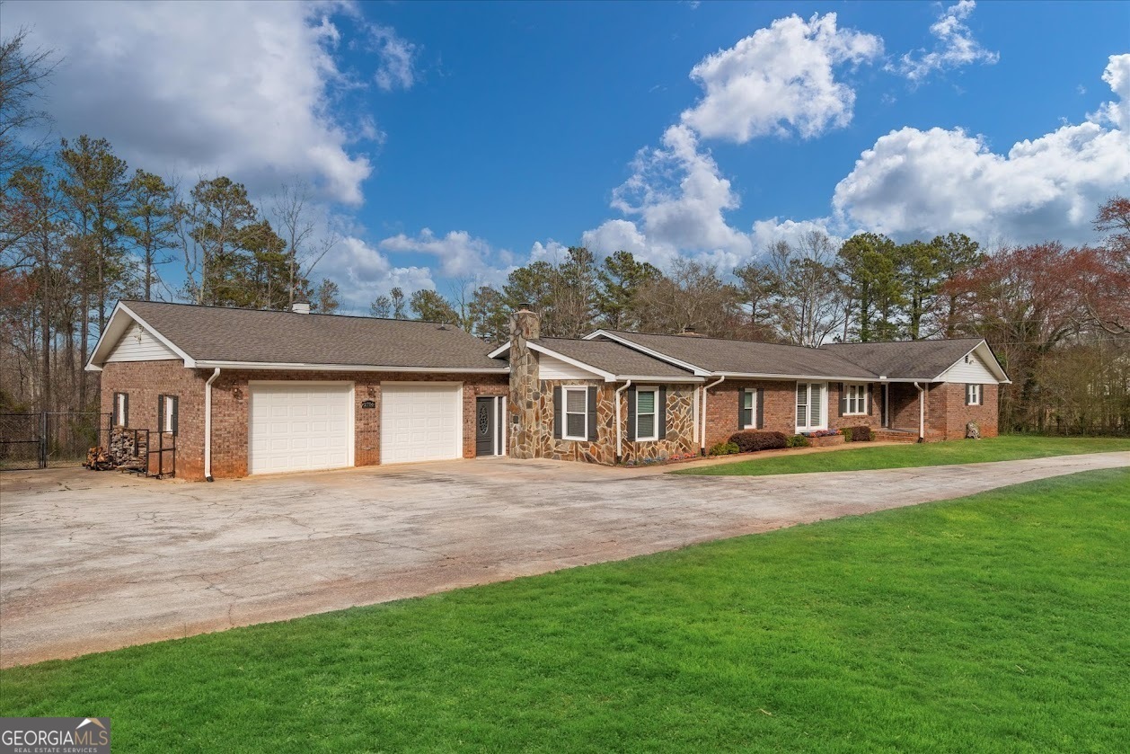 Property Photo: 2716 Georgia 16 GA 30116