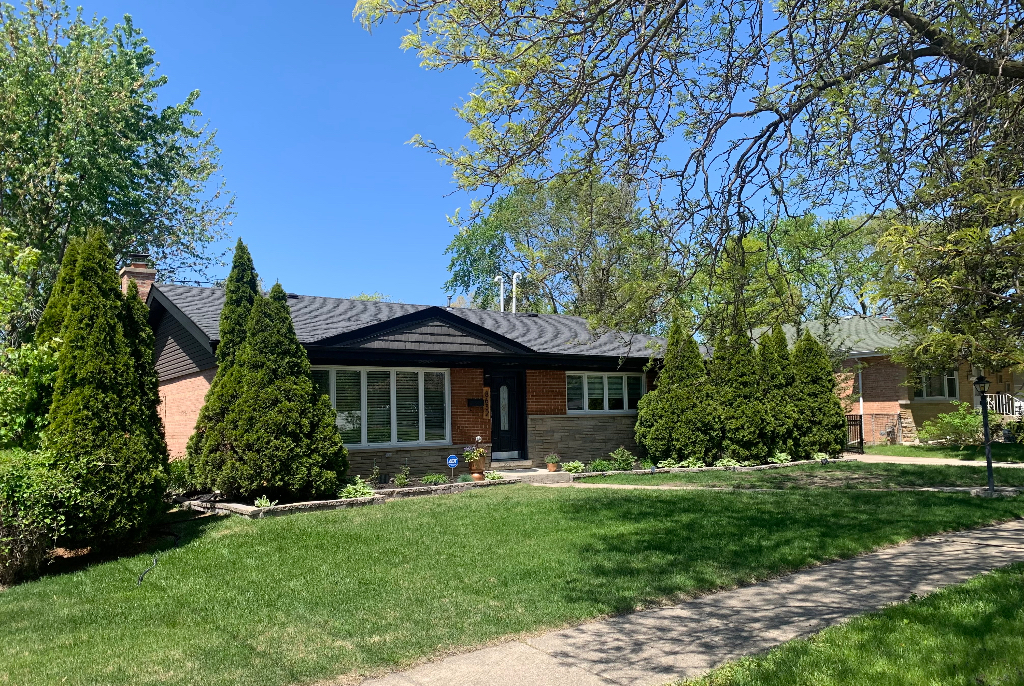 8632 New England Avenue  Burbank IL 60459 photo