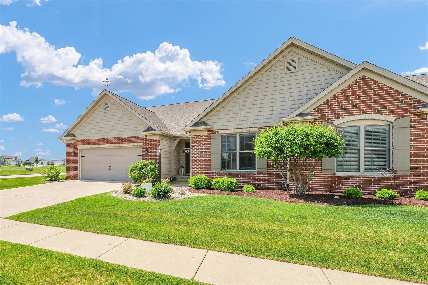 Property Photo:  1601 Congressional Way  IL 61822 