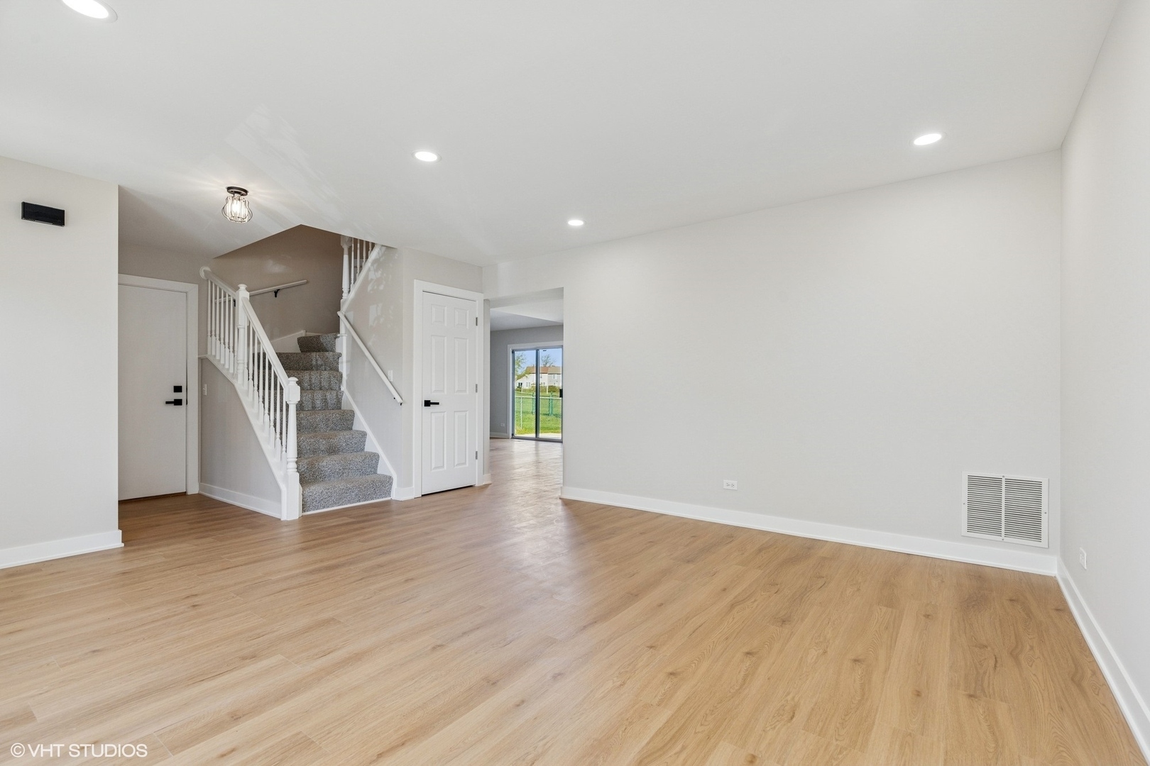 Property Photo: 1424 Summerhill Drive IL 60060