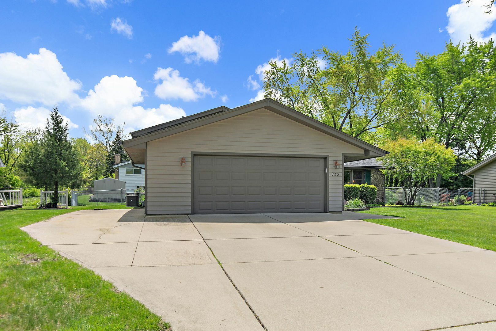 Property Photo: 933 Gregory Lane IL 60193