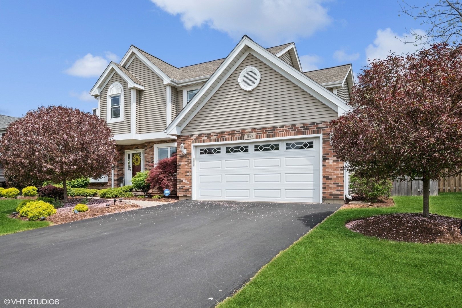 Property Photo: 1099 Berkshire Lane IL 60010