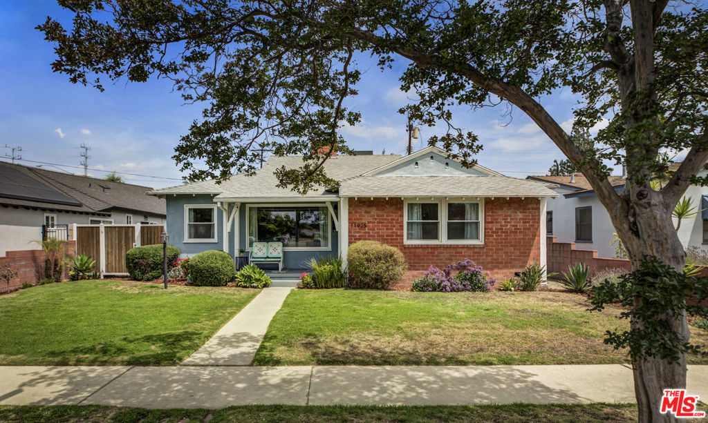 Property Photo:  11925 Tiara Street  CA 91607 