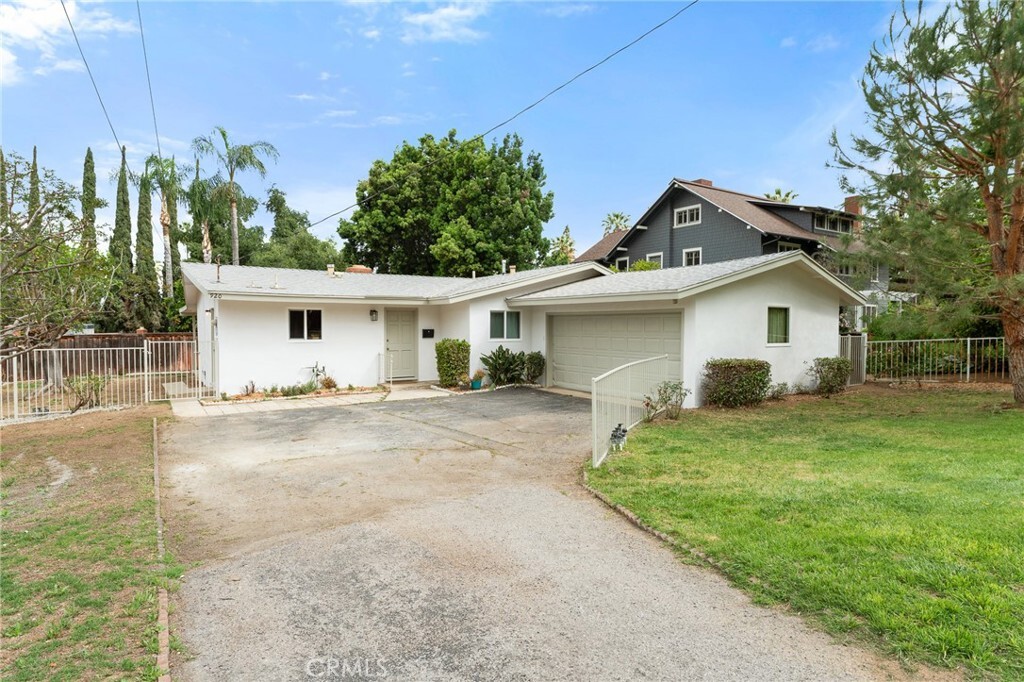 Property Photo:  920 Walnut Avenue  CA 92373 