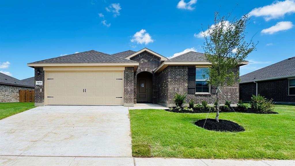 Property Photo: 1616 Marsh Street TX 76033