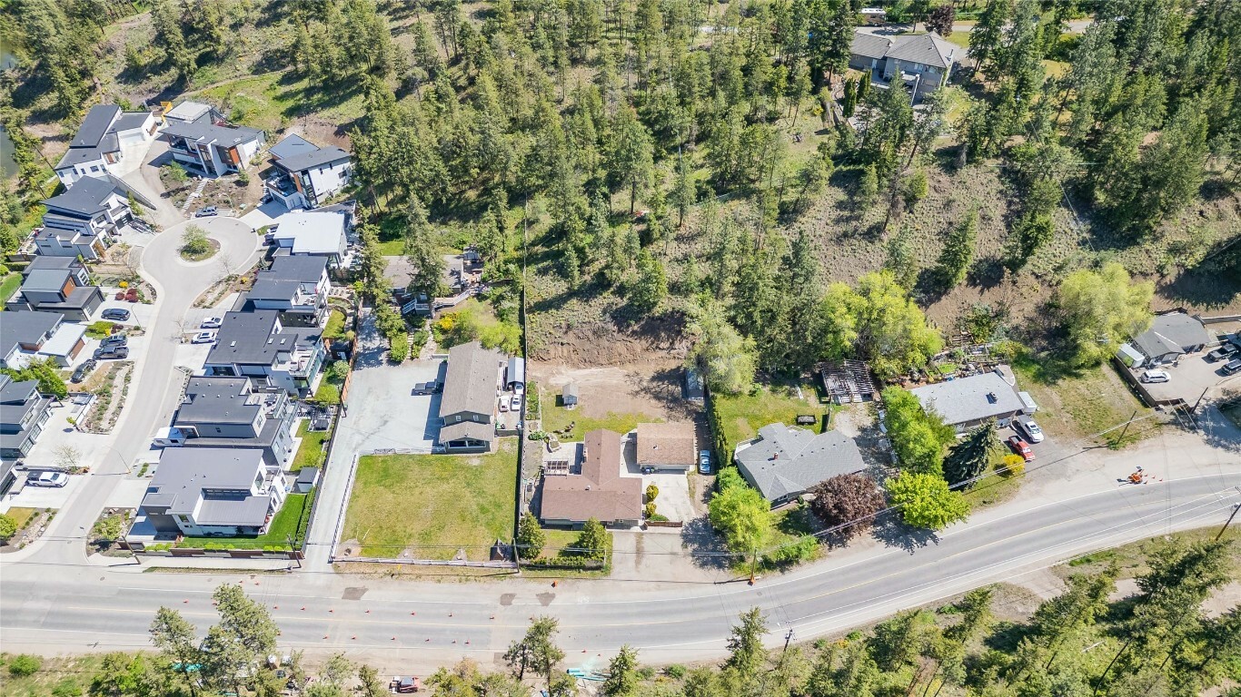 Property Photo: 365 Clifton Road BC V1V 1A4